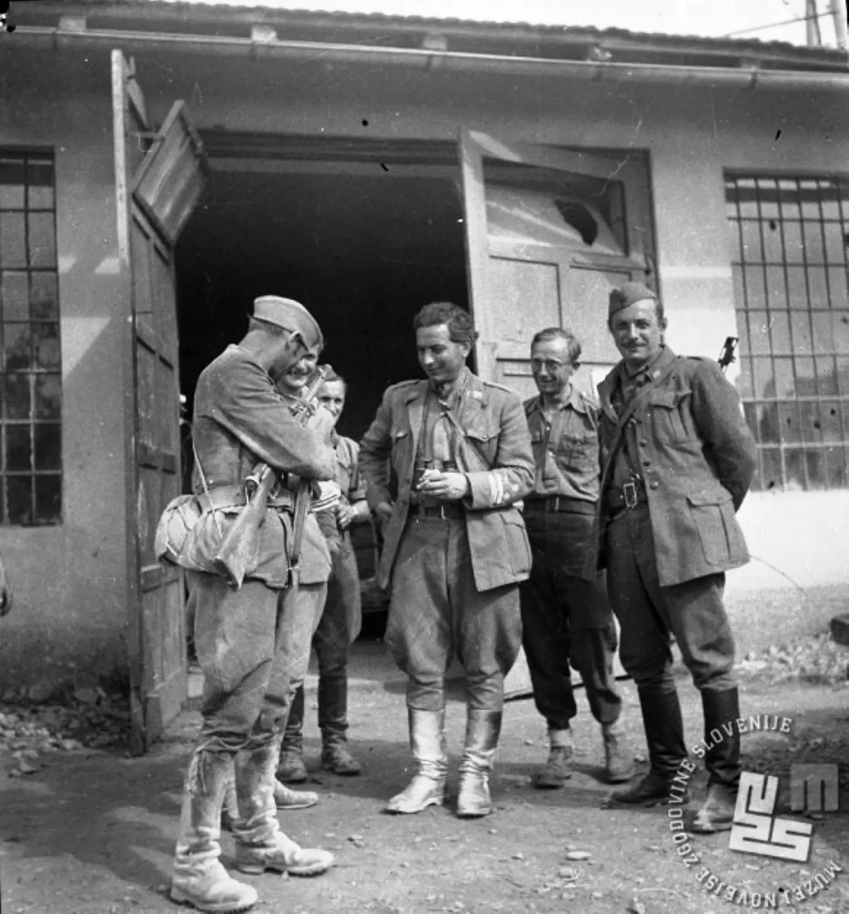 U sredini Komandant 7. korpusa Pero Popivoda, prvi s desna Jože Malnarič – Križevski u Črnomlju 19. Jula 1944
